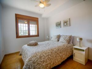 a bedroom with a bed and a window at Mediterranea 15 Plaomares, 2 dormitorios 2 baños in Cuevas del Almanzora
