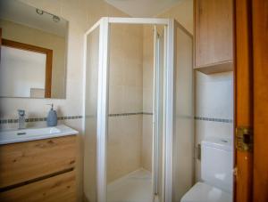 a bathroom with a shower and a toilet and a sink at Mediterranea 15 Plaomares, 2 dormitorios 2 baños in Cuevas del Almanzora +4 photos