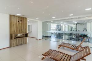 una sala de estar con un banco y un mostrador en Apto en cond. con piscina en Blumenau – PEM1301, en Blumenau 16 fotos más