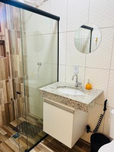 ein Badezimmer mit Waschbecken und Dusche in der Unterkunft Margarida 04 in Monte das Gameleiras