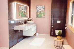 TarchampsFerienhaus Gîte Al Scheier Tarchamps的带水槽和镜子的浴室