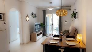ロス・アルカサレスにあるCasa Riveroのテーブルとダイニングルームのあるリビングルーム
