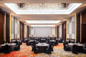 バンコクにあるRadisson Blu Plaza Bangkokの宴会場(テーブル、椅子、シャンデリア付) +37枚の写真