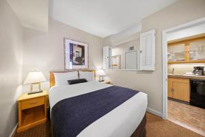 Kuchyň nebo kuchyňský kout v ubytování Palisades Tahoe Lodge Rentals Studio #217