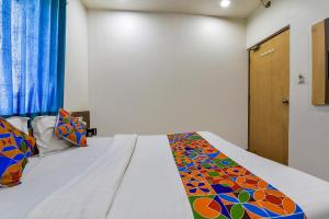Postel nebo postele na pokoji v ubytování FabExpress Relax Inn - Nr Sarkhej - Gandhinagar Highway