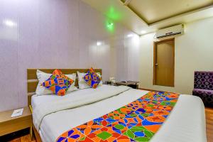 Postel nebo postele na pokoji v ubytování FabExpress Relax Inn - Nr Sarkhej - Gandhinagar Highway + 24 fotografií