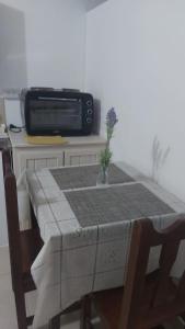 mesa con mantel y tostadora en Alojamientos en Curuzu Cuatia, en Curuzú Cuatiá 7 fotos más
