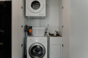 - un lave-linge et un sèche-linge dans la chambre dans l'établissement Town Centre Cozy 2 Bed 1 Bath with Free Parking, à Belconnen