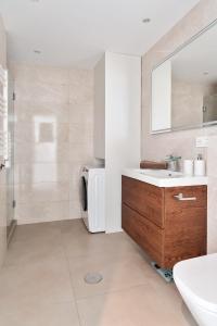 Ένα μπάνιο στο Luxury Stay with Rooftop Terrace 2 Min to Beach