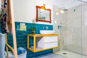 un baño con lavabo y ducha en Casa Vilamurada - Duplex frente Castillo Dénia - By Marina Alta Holidays, en Denia