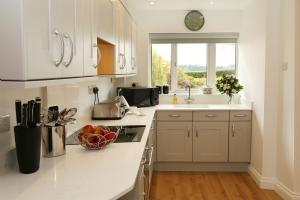 Dapur atau dapur kecil di Woodpecker Way at Eaton Manor +7 gambar