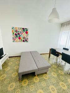 TV a/nebo společenská místnost v ubytování Mamisà appartamento in centro Schio