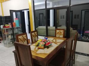 Χώρος καθιστικού στο Komodo homestay +17 φωτογραφίες