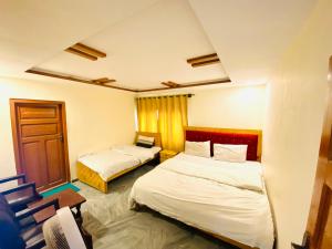 Postel nebo postele na pokoji v ubytování Skardu Rock View Hotel