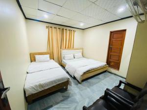 Postel nebo postele na pokoji v ubytování Skardu Rock View Hotel