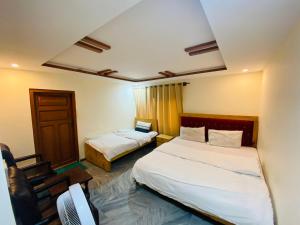 Postel nebo postele na pokoji v ubytování Skardu Rock View Hotel