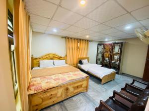 Postel nebo postele na pokoji v ubytování Skardu Rock View Hotel