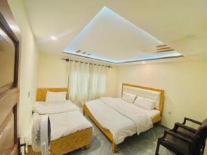 Postel nebo postele na pokoji v ubytování Skardu Rock View Hotel + 5 fotografií