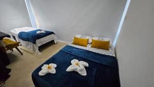 サルバドールにあるCasa29 Salvadorの花が飾られたベッド2台が備わる客室です。 +35枚の写真