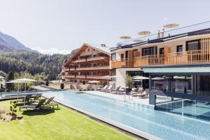 Bazén v ubytovaní Hotel habicher hof 4-Sterne-Superior alebo v jeho blízkosti