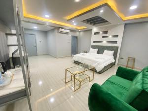 Postel nebo postele na pokoji v ubytování Carousel Hotel