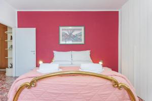 A bed or beds in a room at Appartamento Milly