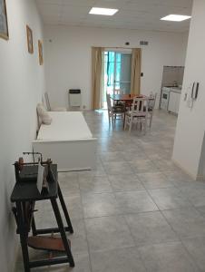 a living room with a couch and a table at Fabuloso departamento en Nogoya in Nogoyá