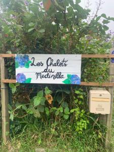 a sign that says let students enrol in melilli at Les Châlets du Medinilla in La Plaine des Palmistes