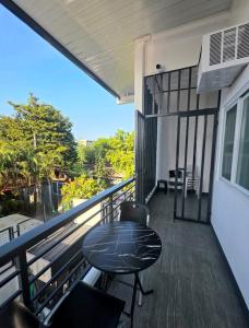 a balcony of a house with a table and chairs at Mamadear's Bed & Breakfast in Suizo