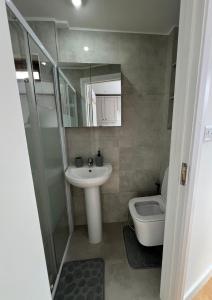 Et badeværelse på Studio in Greenford - 20 mins to Heathrow or London