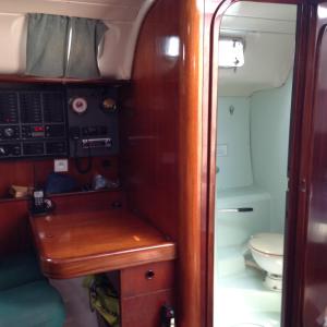 una piccola cabina in una barca con un bagno di Italian Guesthouse a Gros Islet Altre 37 foto