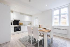 a kitchen and dining room with a table and chairs at Homely 2-bed Apartment in Newark on Trent by Renzo, Free Parking, Brilliant Location! in Newark upon Trent