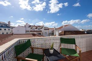 un balcón con 2 sillas y una mesa en el techo en Solazur by ACasaDasCasas, en Ericeira