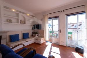 una sala de estar con un sofá y una mesa en Solazur by ACasaDasCasas, en Ericeira