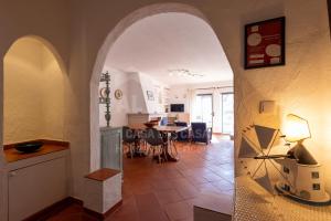 Una vista a través de un arco hacia una cocina y sala de estar en Solazur by ACasaDasCasas, en Ericeira