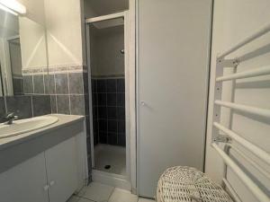Ένα μπάνιο στο 150 MARINA BAY CAP D'AGDE Quartier Falaises proche plage T2 cabine avec place de parking et piscine