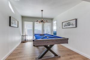 a blue pool table in a room with a ceiling at Blue Blissful Retreat 3B 2B KING in Richardson