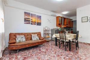 A seating area at Appartamento Milly