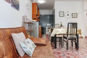 A kitchen or kitchenette at Appartamento Milly