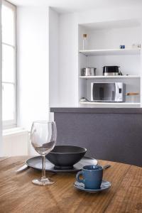 Príslušenstvo na prípravu kávy alebo čaju v ubytovaní Gîte Terracotta de Segré ? cuisine ? chambre (lit queen size) ? salon