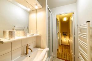 カンカルにあるCharmante maison pêcheur - 50m merの浴槽と洗面台のある白いバスルーム