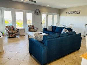 ホールデン・ビーチにあるFINS 1295 Ocean Blvd West homeの青いソファ2つとテーブルのあるリビングルーム