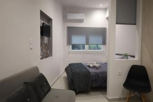 TV a/nebo společenská místnost v ubytování Ariadni Apartment Cozy Escape
