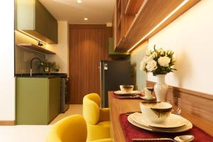 Kuchyň nebo kuchyňský kout v ubytování Shine Aparthotels Sukhumvit Thonglor