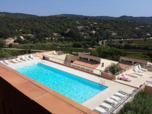 una vista sulla piscina in una villa di Ajoucadou - Vue sur le Cap Lardier a La Croix-Valmer
