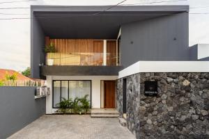 DalungにあるStunning 3-Bedroom Luxury Villa with Private Pool, Netflix, and Amazing Views!の石壁の家の外観
