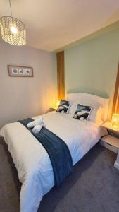 ein Schlafzimmer mit einem großen Bett mit weißen Laken und Kissen in der Unterkunft Cozy 1 bedroom apartment, Sheffield city center, free wifi in Sheffield