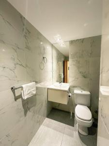 un baño con inodoro y lavabo en BT Homes - FITZ ROY 2077, en Buenos Aires 95 fotos más