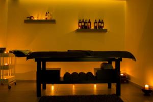 una habitación con una mesa con algunas botellas y luces en Κleio Resort And Spa, en Amindeo