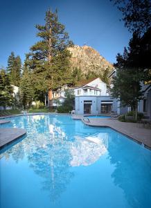 オリンピックバレーにあるPalisades Tahoe Lodge Rentals Studio #104の家の前の青い水の大きなプール